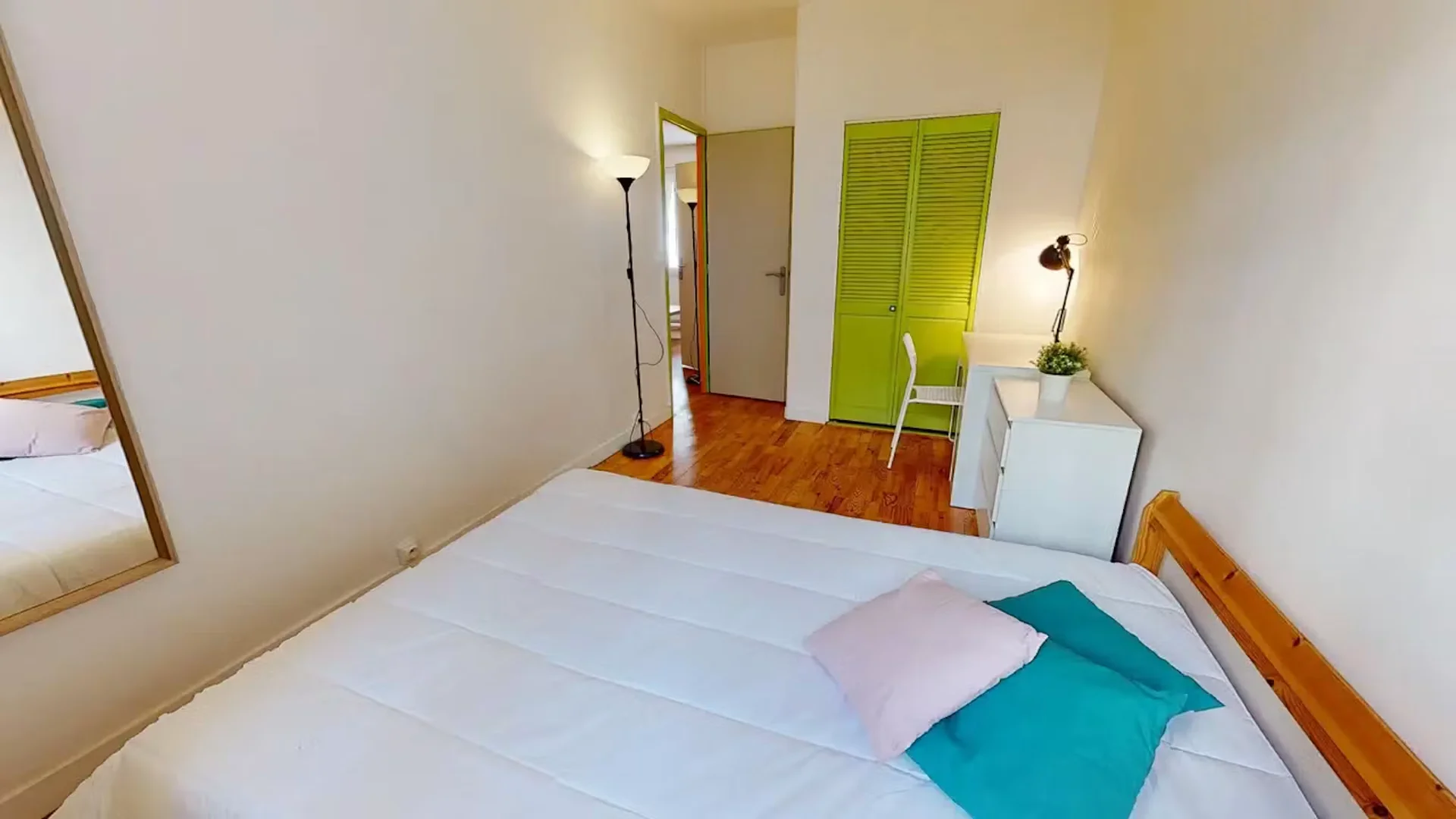 Quarto de estudante económico perto do campus em 