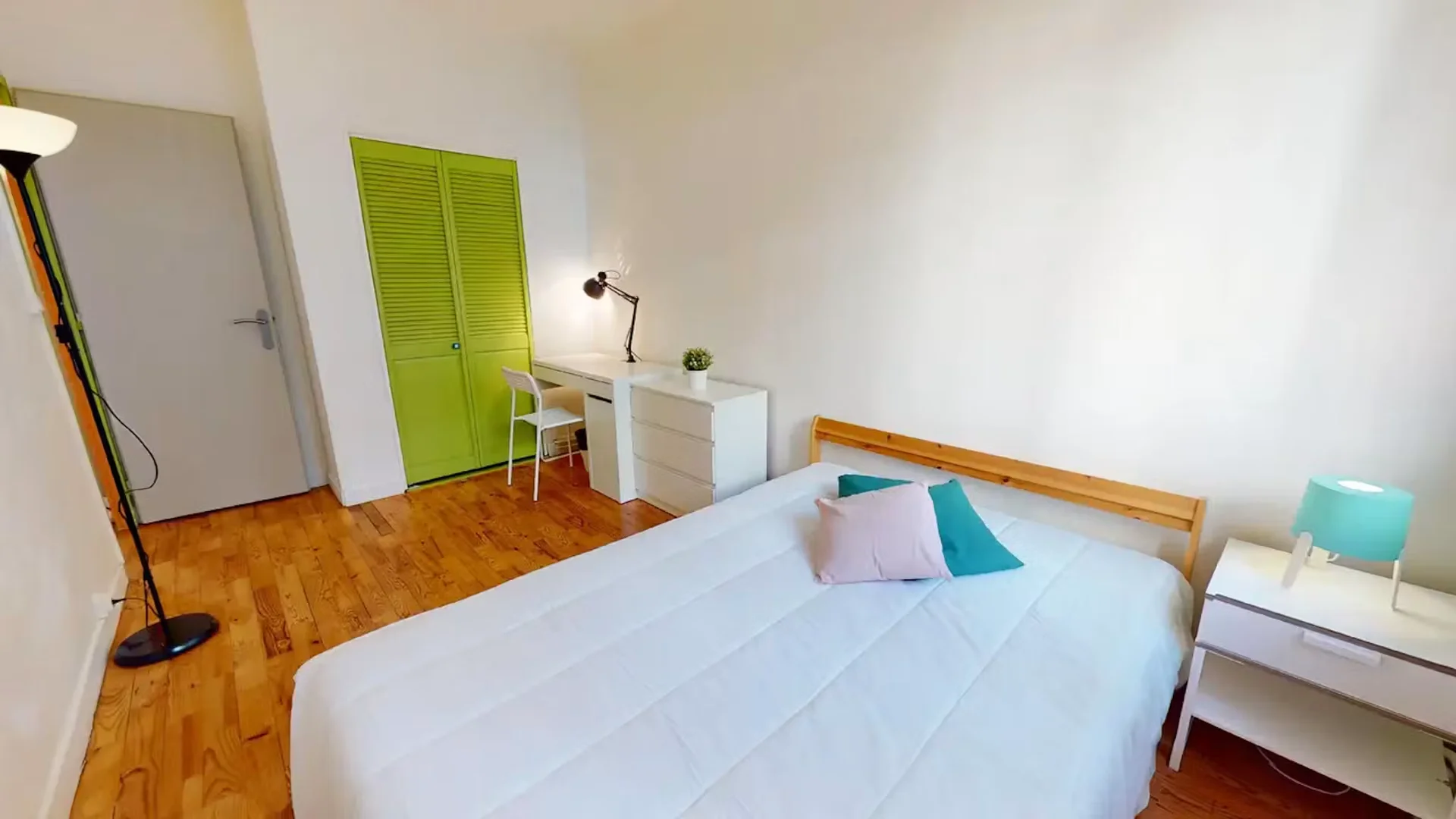 Quarto para alugar em apartamento de estudantes em , totalmente mobilado