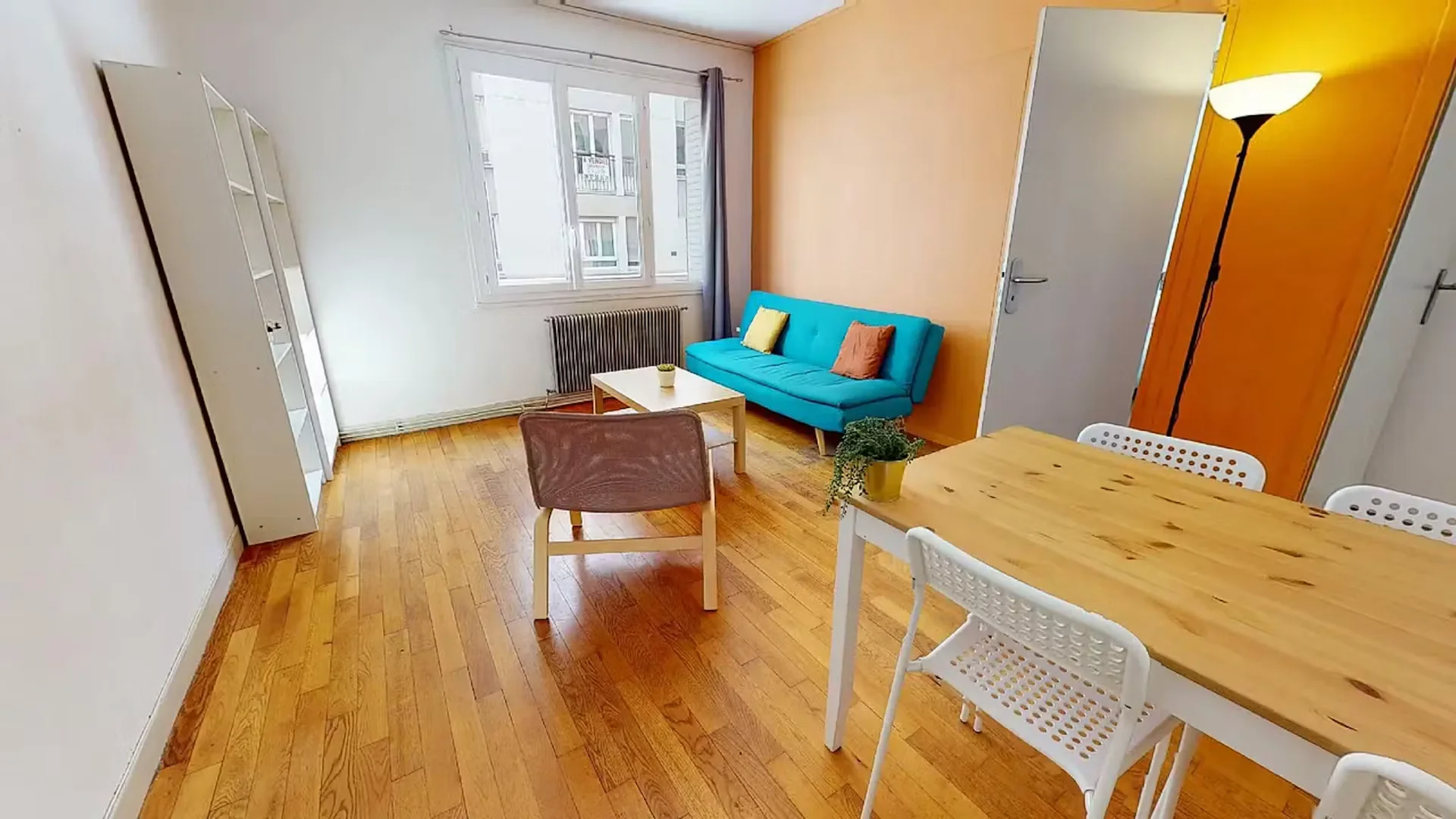 Quarto de estudante luminoso e arejado com acesso fácil à universidade em 
