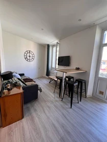 Room for rent in a shared flat in Cannes