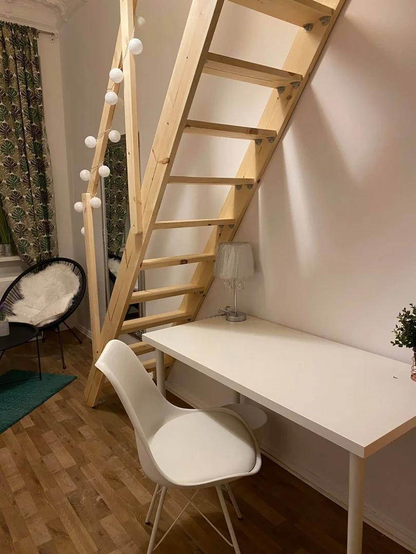 Quarto acessível para estudantes com iluminação ampla em 