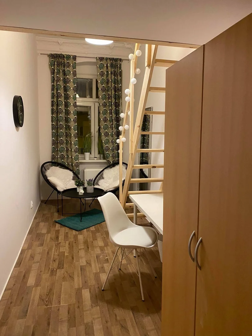 Quarto para alugar em apartamento de estudantes em , totalmente mobilado