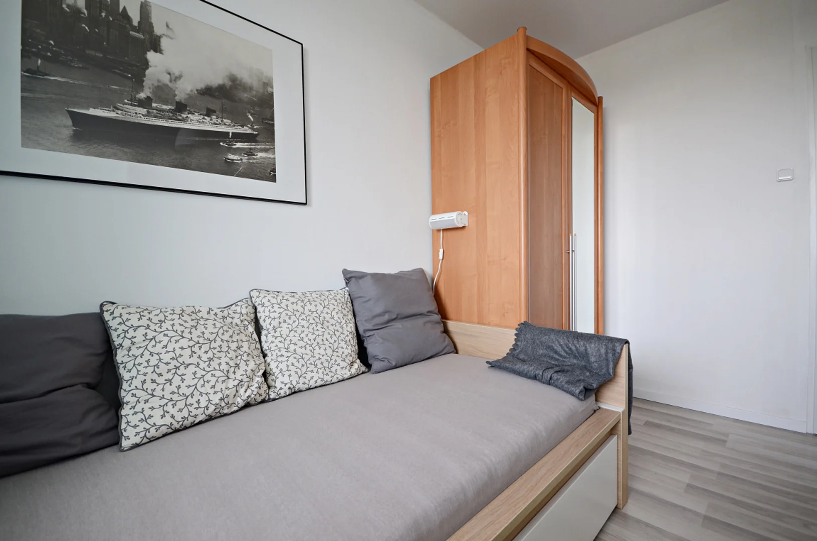 Habitación estudiantil luminosa y aireada con fácil acceso a la universidad en