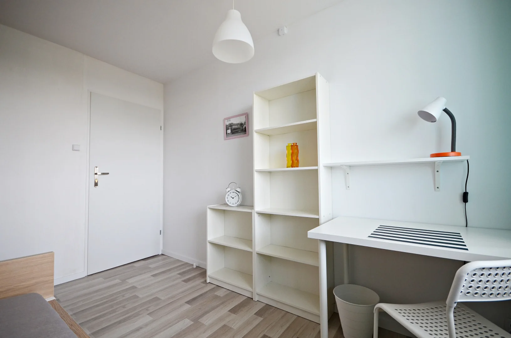 Habitación estudiantil amplia y cómoda en