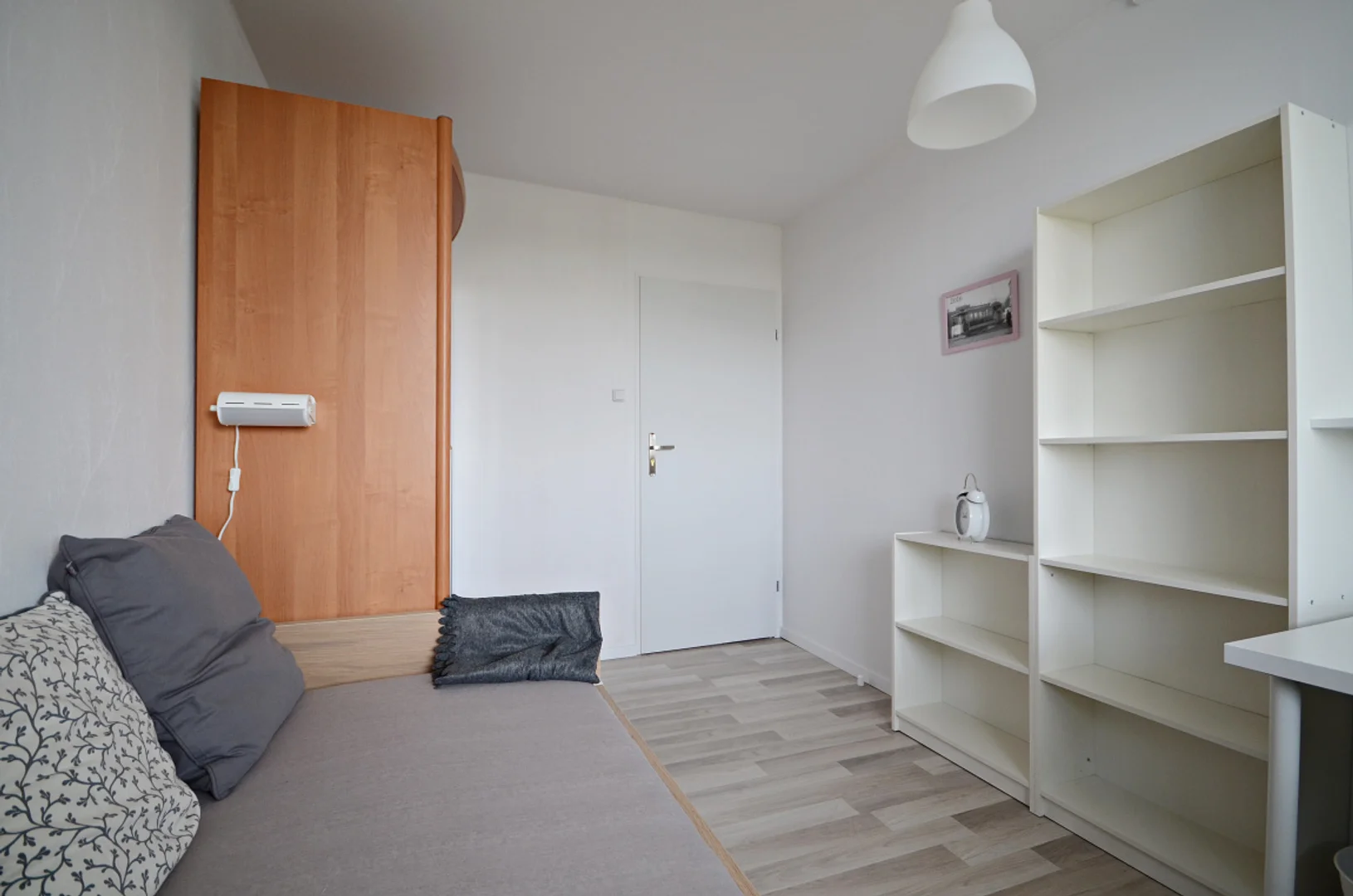 Habitación asequible para estudiantes con buena iluminación en