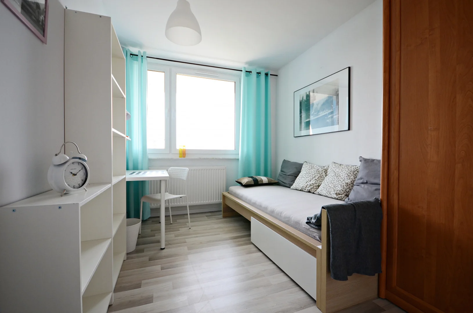 Economical student room with convenient location in