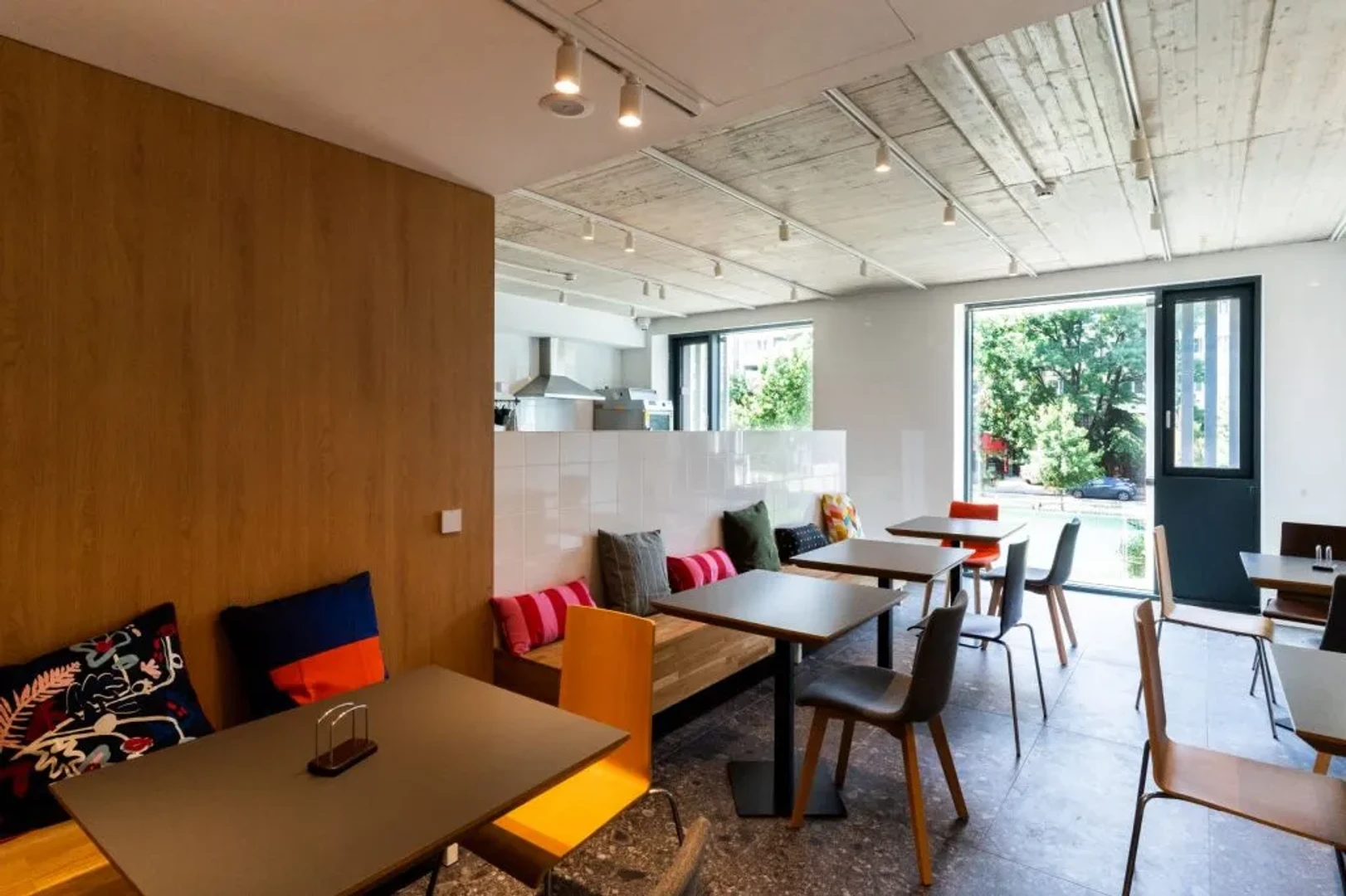 Habitación compartida con escritorio en Sofía