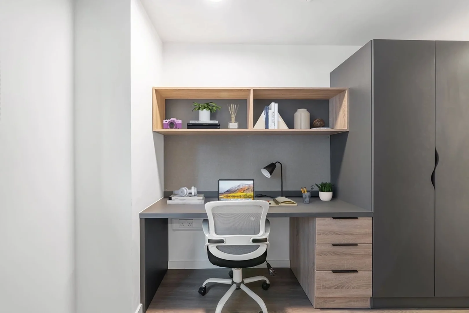 Studentenzimmer in  mit Arbeitsbereich und Gemeinschaftseinrichtungen