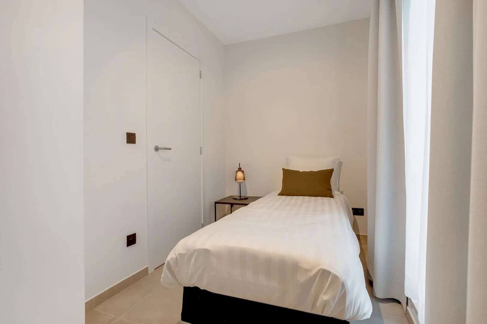 Habitación estudiantil funcional perfecta para estudiar en 