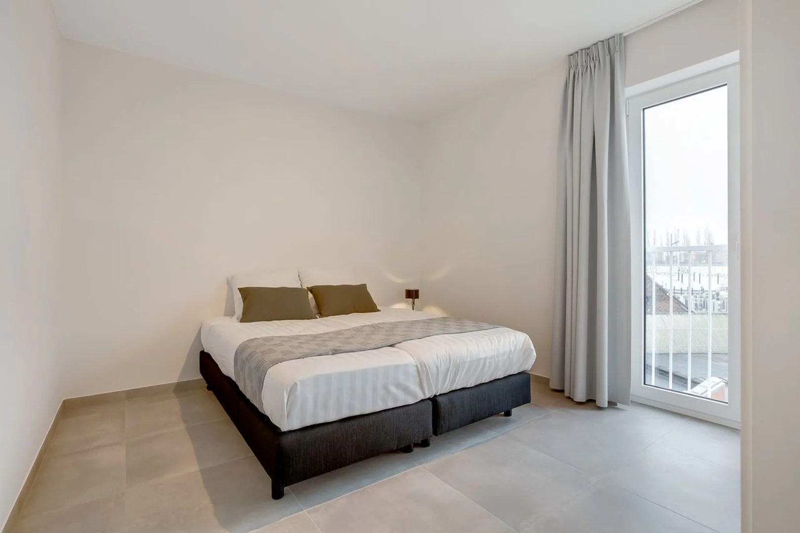 Habitación estudiantil amplia y cómoda en 