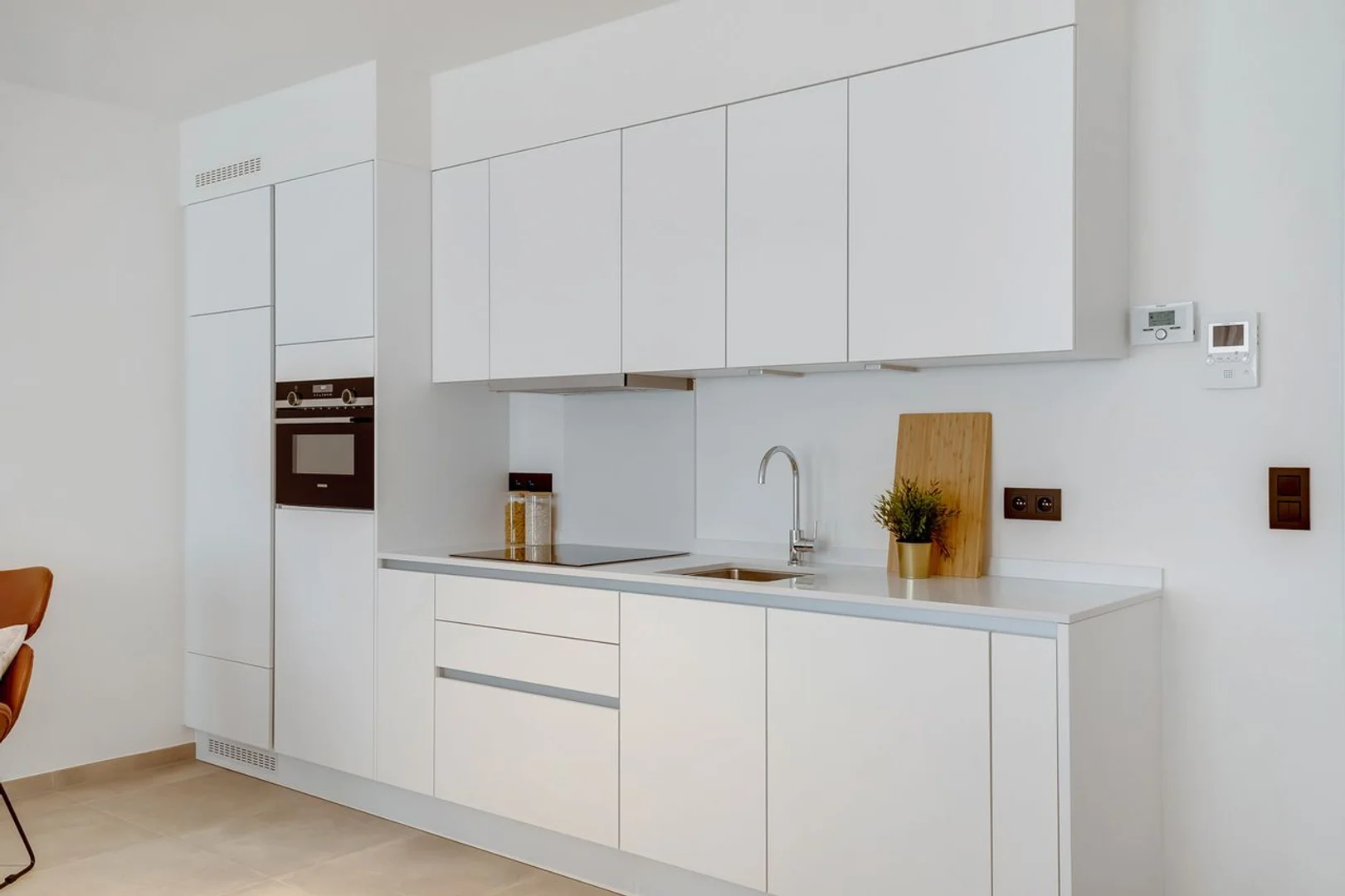 Habitación estudiantil funcional perfecta para estudiar en 
