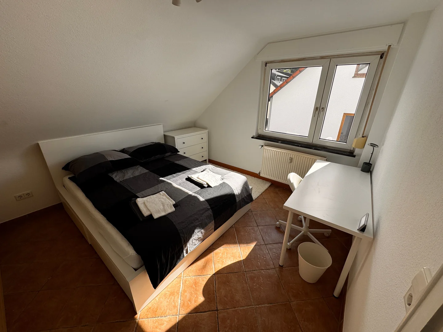 Funktionelles Studentenzimmer perfekt zum Studieren in
