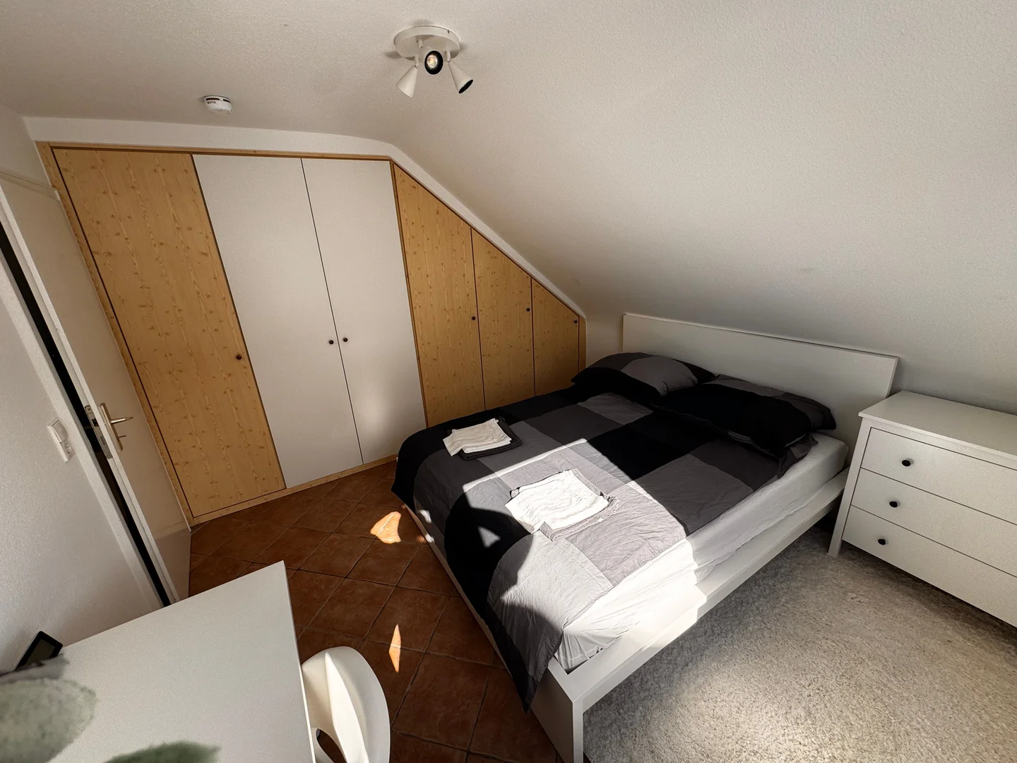 Zimmer in Studentenwohnung in zu vermieten, voll möbliert