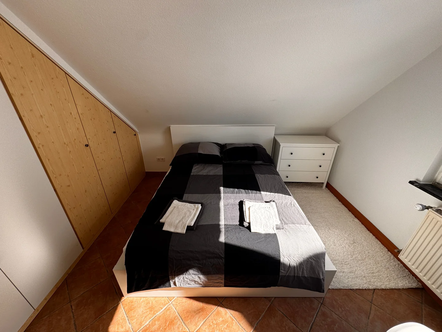 Studentenzimmer in mit Arbeitsbereich und Gemeinschaftseinrichtungen