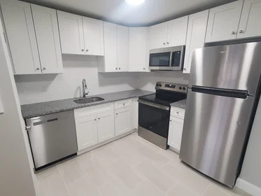 Gesamte Unterkunft im Wohnheim in der 4, Oakcrest, Unit 31, Hyde Park, Boston, MA, 02136, bild 1 von 12