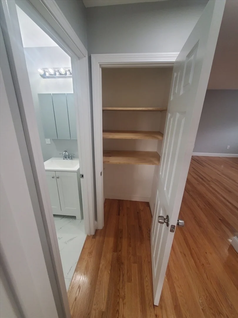 4, Oakcrest, Unit 31, Hyde Park, Boston, MA, 02136