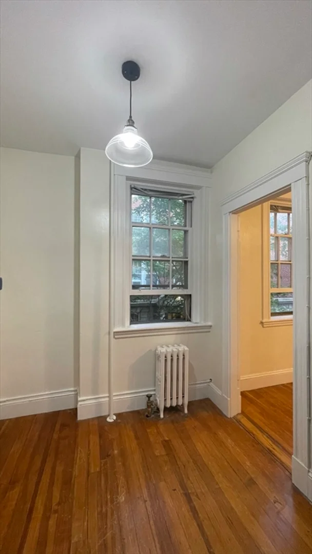 Chic studio apartment near campus in 