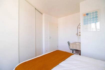 Quarto para alugar com cama de casal em Saint-denis