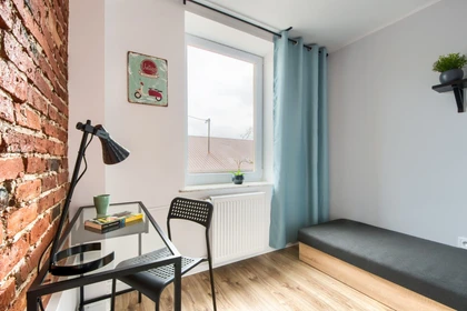 Warszawa de çift kişilik yataklı kiralık oda