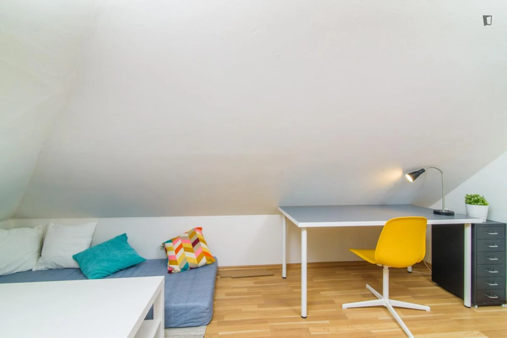 Quarto para alugar em apartamento de estudantes em , totalmente mobilado