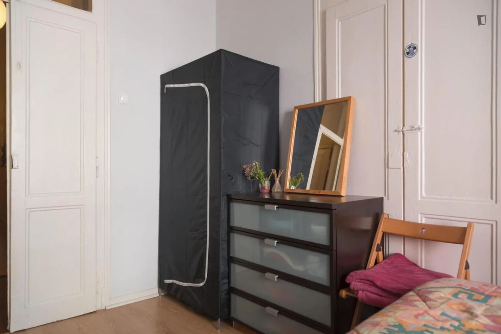 'de öğrenci dairesinde, tamamen mobilyalı kiralık oda