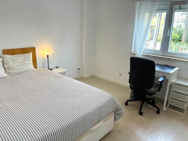 Quarto privado em Rua Amendoeiras, imagem 1 de 10