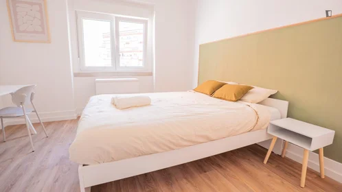 Quarto privado em Rua Professor Sousa da Câmara, imagem 1 de 10