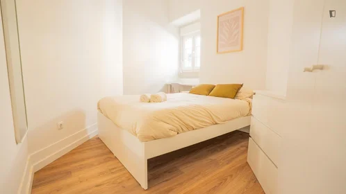 Quarto privado em Rua Professor Sousa da Câmara, imagem 1 de 10