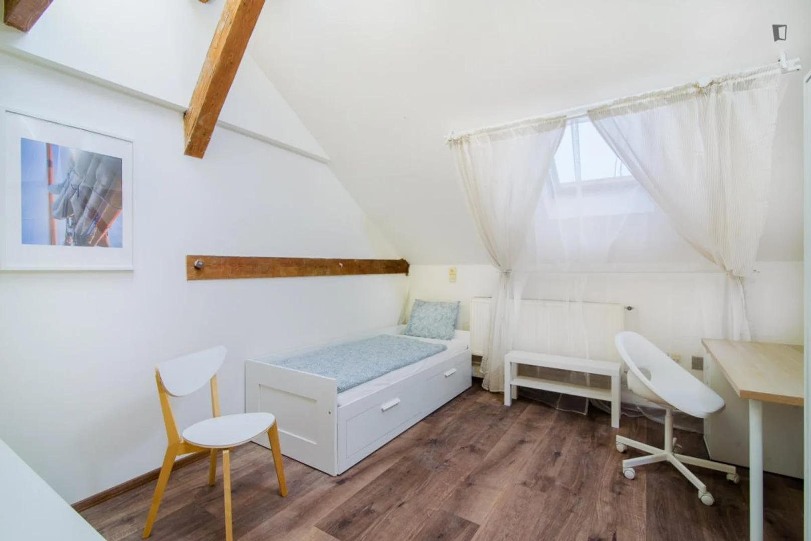 Quarto de estudante em  com área de estudo e instalações partilhadas