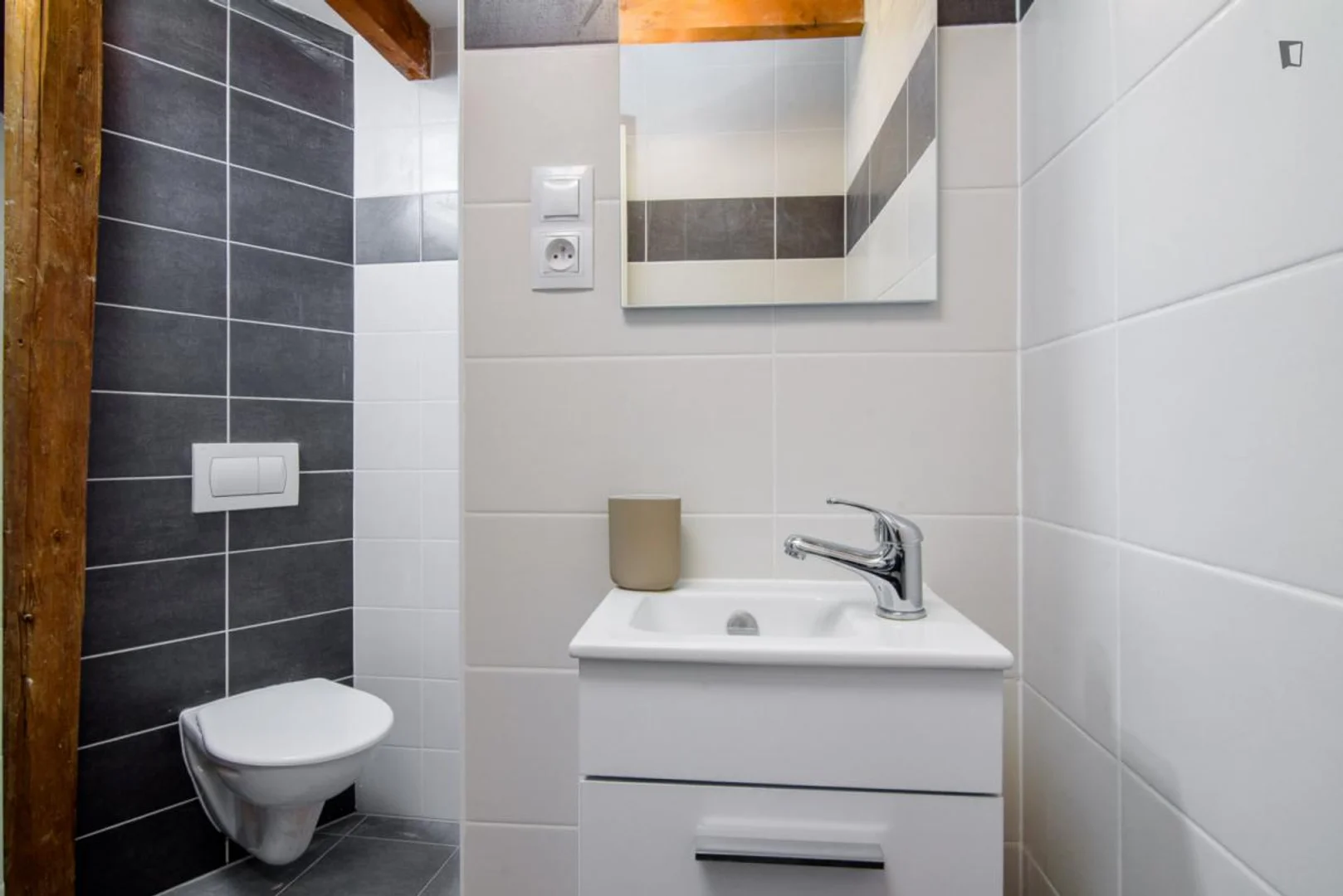 Quarto acessível para estudantes com iluminação ampla em 