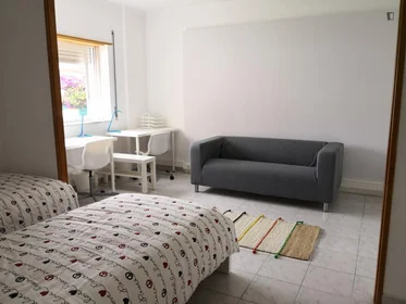 Quarto privado em Rua Francisco dos Anjos Diniz, imagem 1 de 16