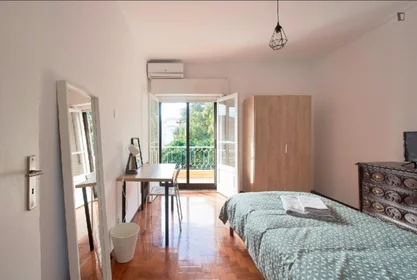 Chambre privée à Rua Vitorino Nemésio, image 1 de 10