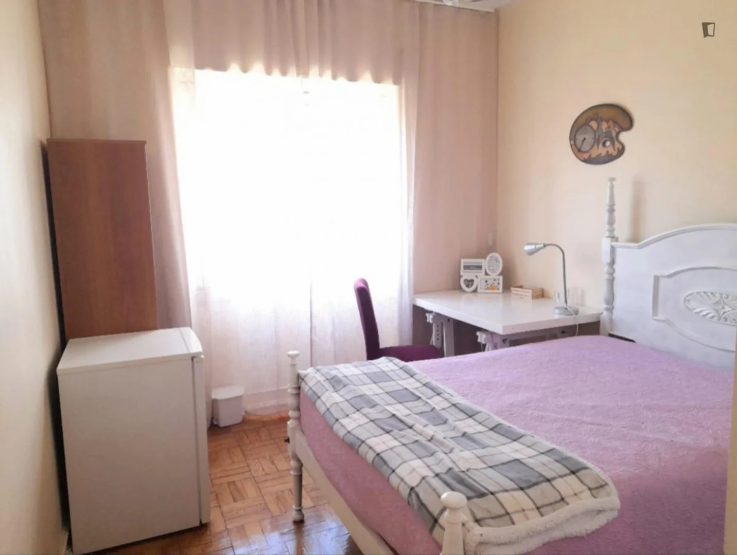 Quarto acessível para estudantes com iluminação ampla em 