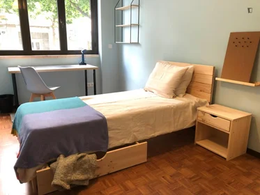 Private room at Av. Columbano Bordalo Pinheiro, image 10 of 13