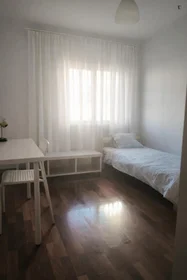 Quarto privado em Rua Ilha de São Jorge, imagem 1 de 10