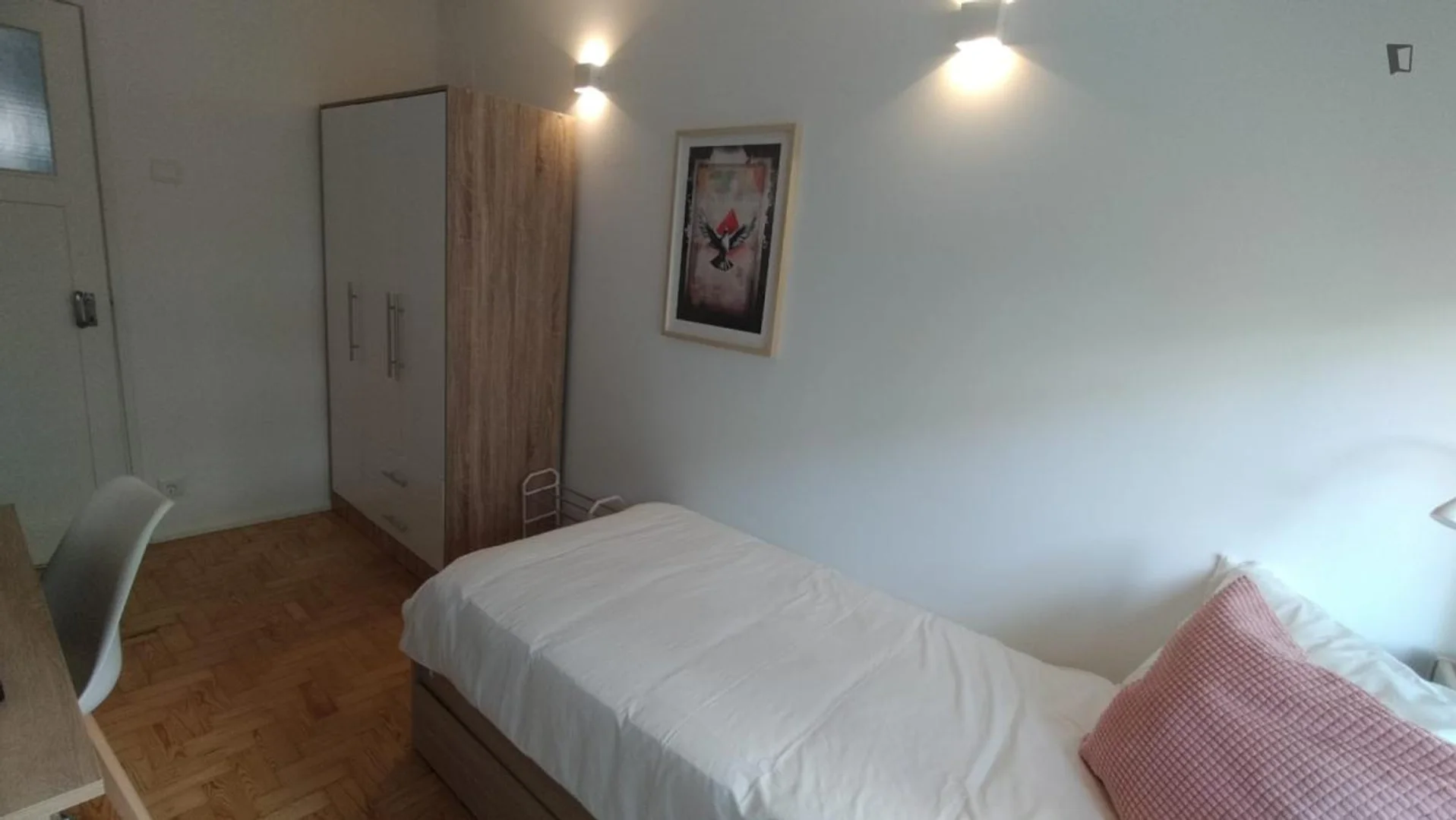 Quarto de estudante económico perto do campus em 