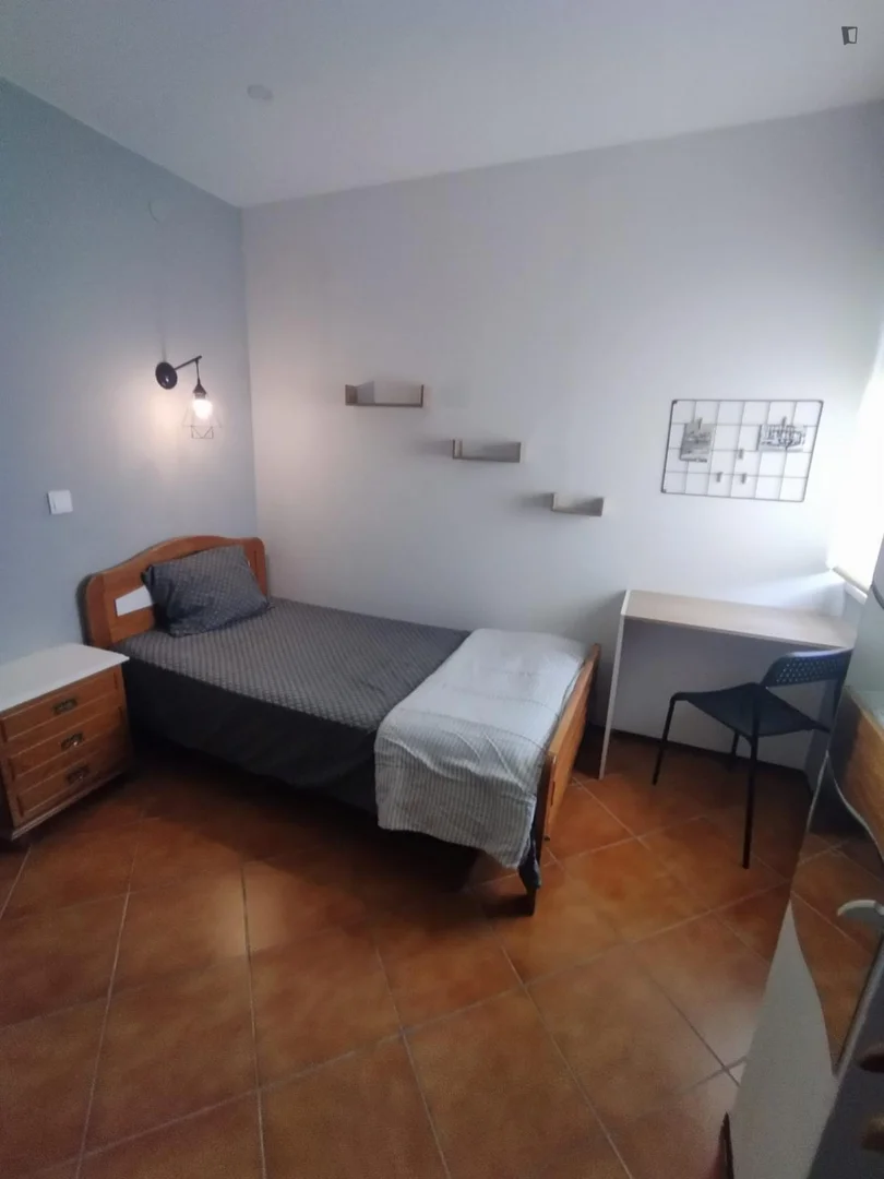 Chambre abordable pour les étudiants avec un bon éclairage dans 