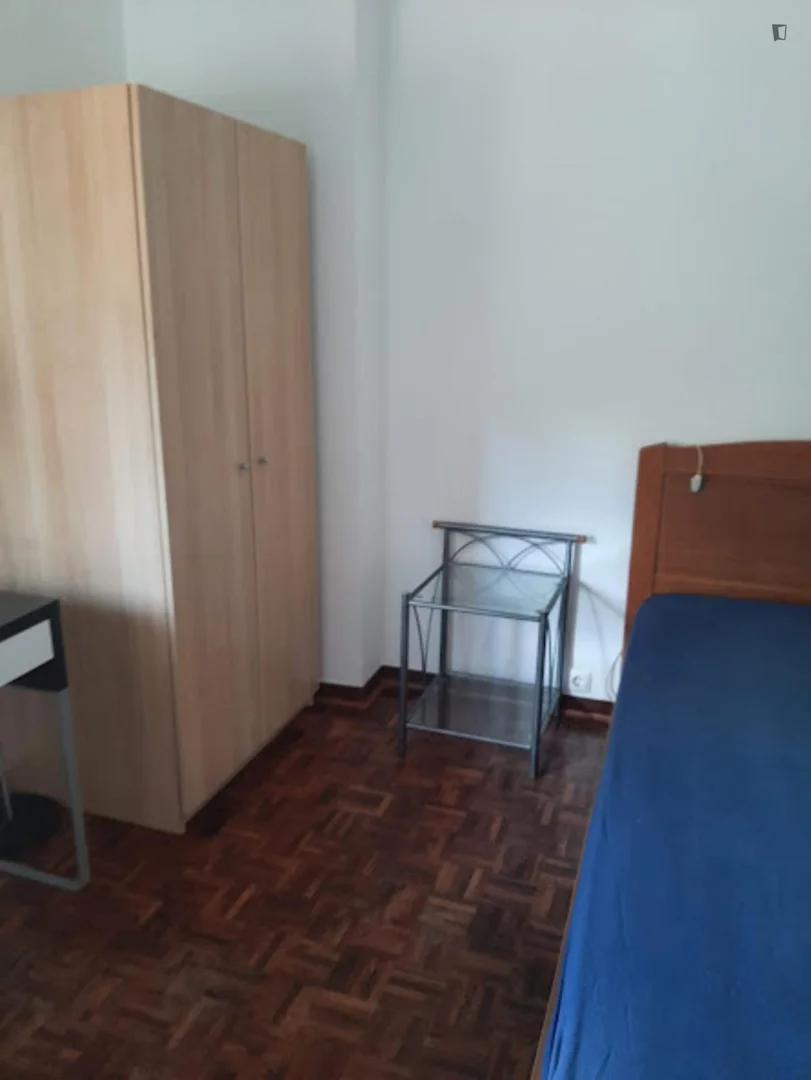 Chambre d'étudiant à  avec espace d'étude et installations communes
