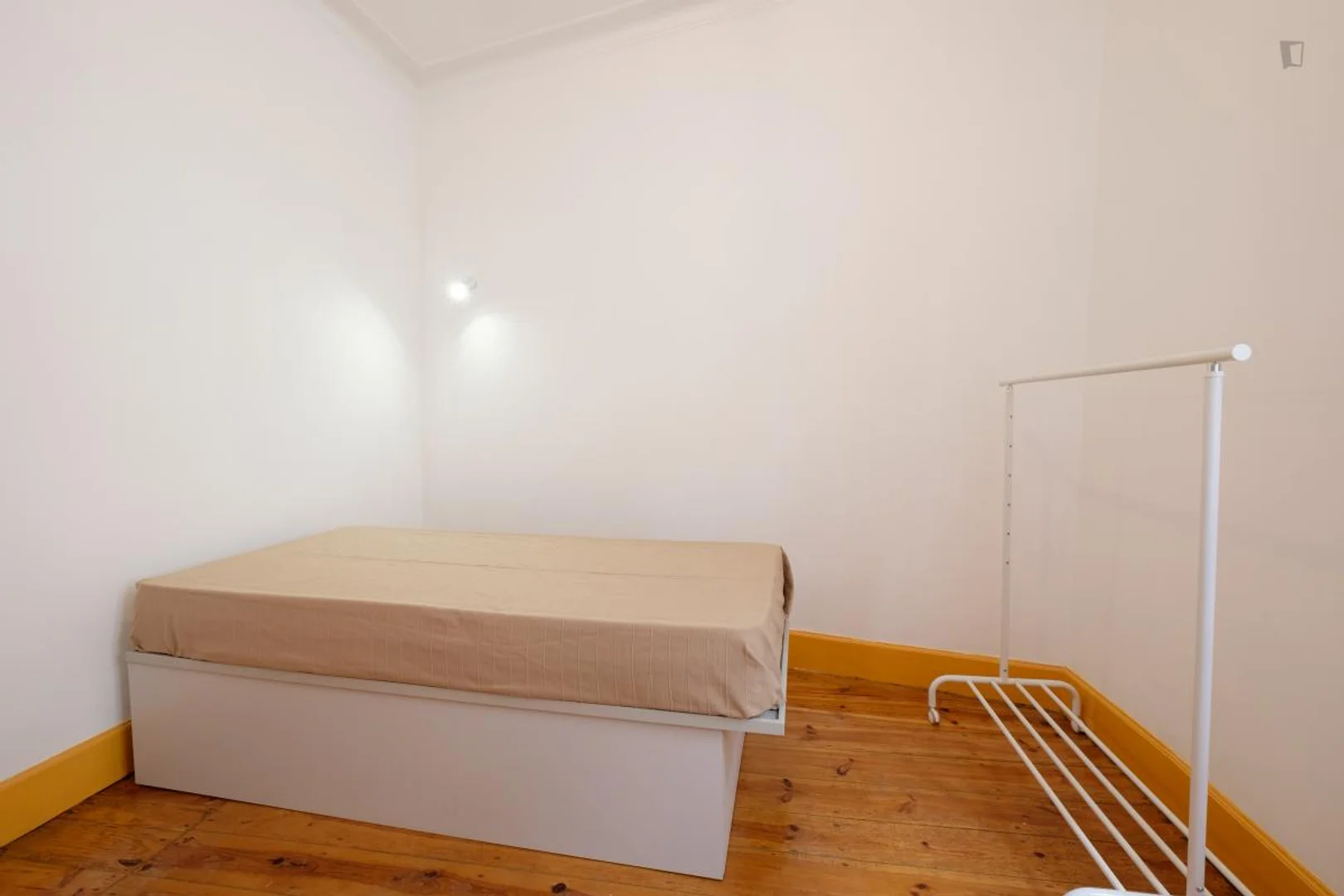Chambre d'étudiant lumineuse et aérée avec accès facile à l'université dans 