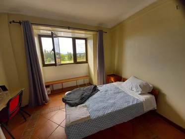 Private room at Avenida João das Regras, image 1 of 10
