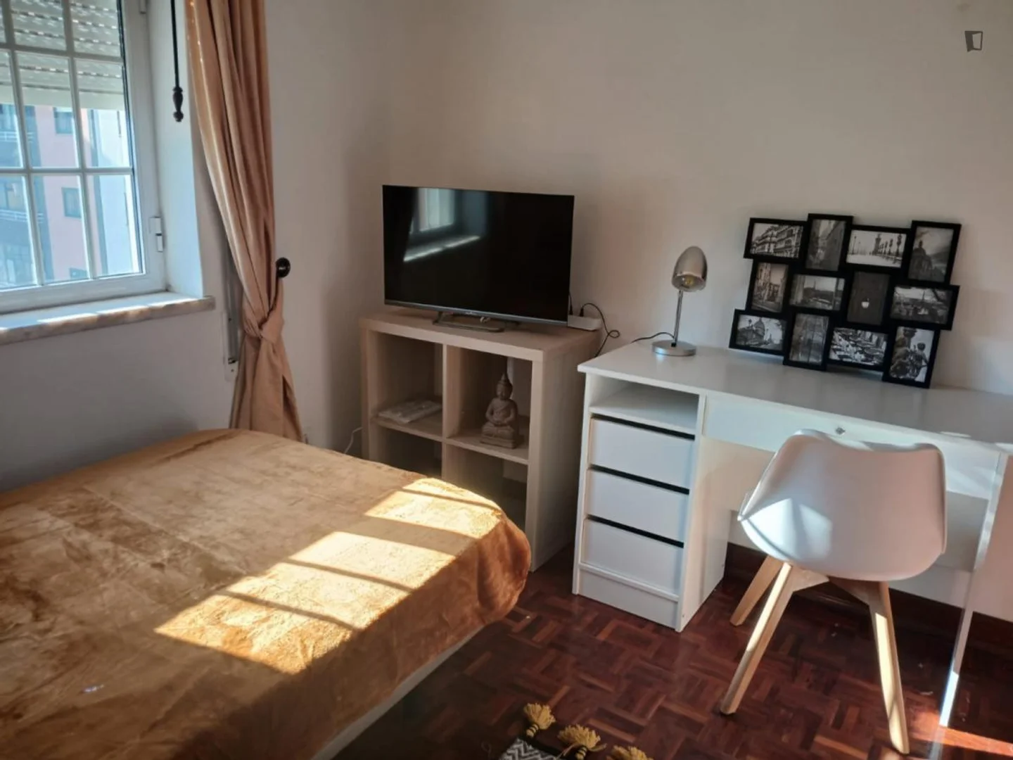 Studentenzimmer in mit Arbeitsbereich und Gemeinschaftseinrichtungen