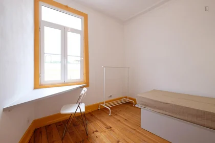 Chambre privée à Rua dos Oleiros, image 1 de 10