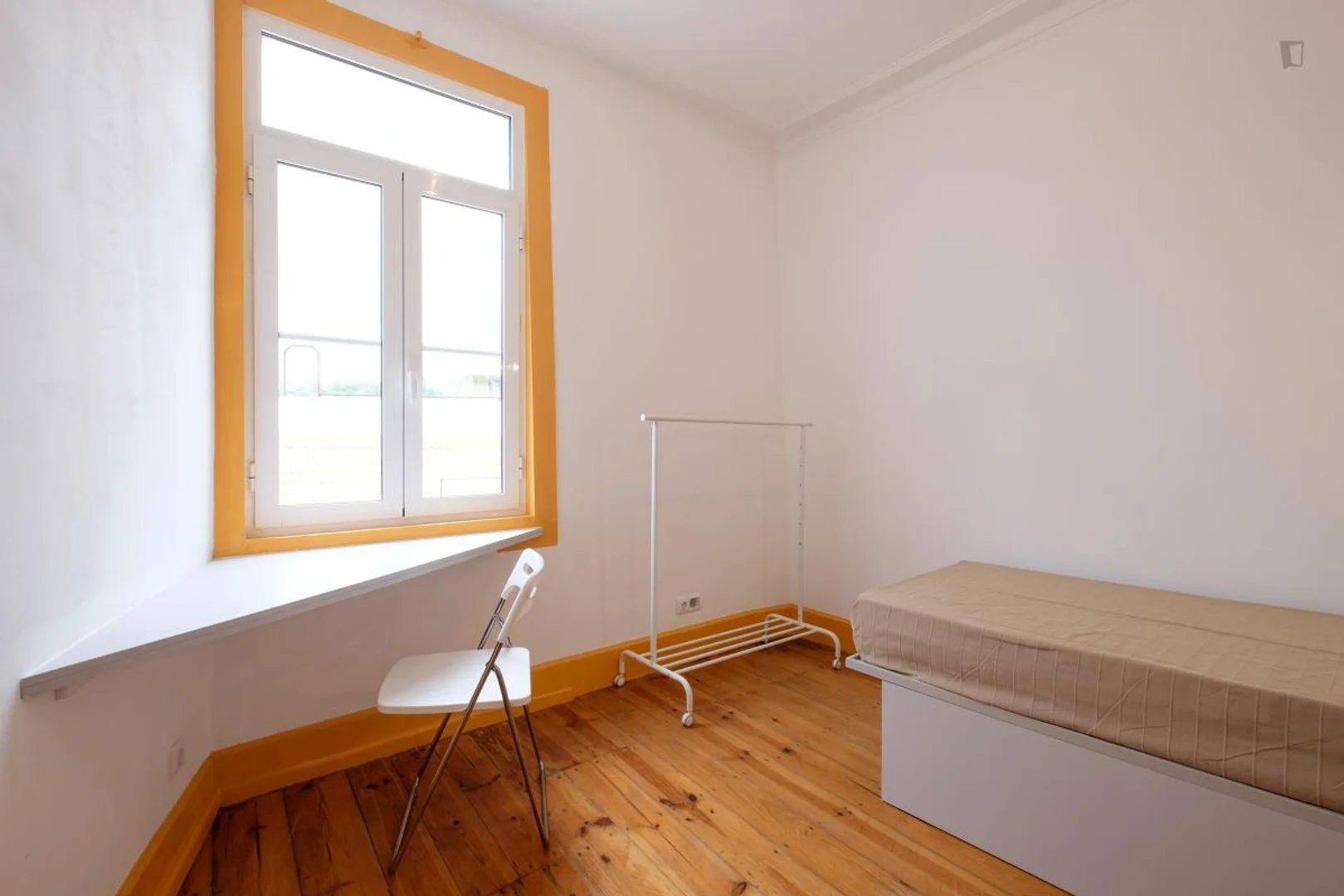 Chambre abordable pour les étudiants avec un bon éclairage dans 