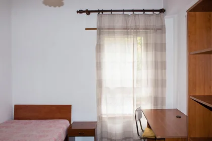 Chambre privée à Rua Fernandes Martins, image 1 de 10