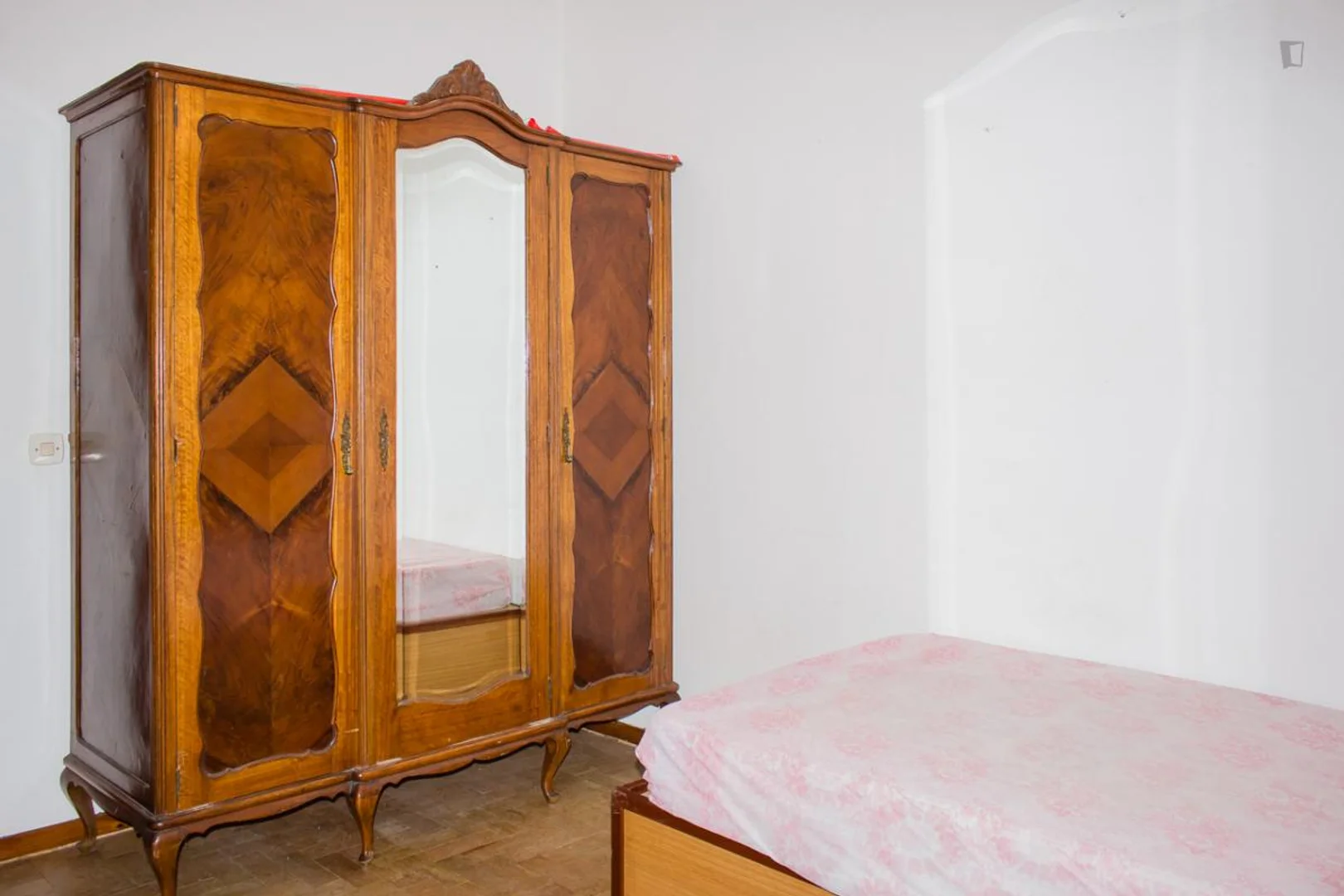 Habitación estudiantil funcional perfecta para estudiar en 
