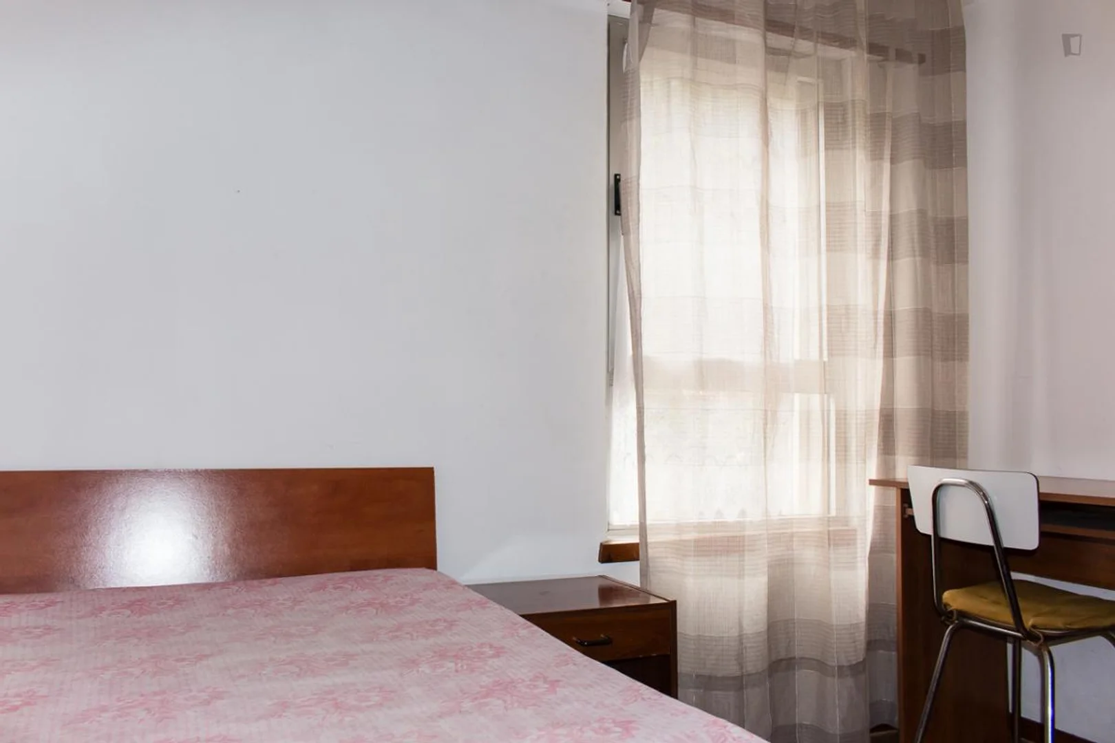 Habitación para estudiantes en  con área de estudio y facilidades compartidas