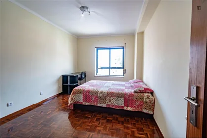 Chambre privée à Praça Mestre Pêro, image 1 de 10