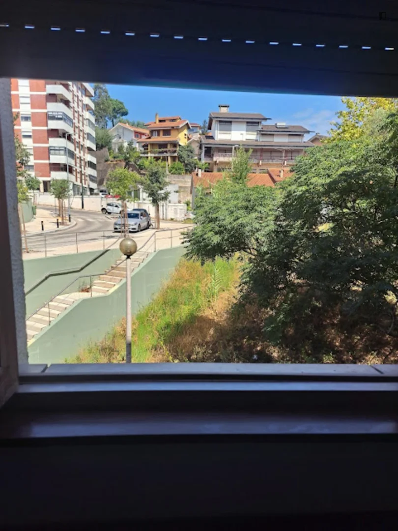 Chambre d'étudiant à  avec espace d'étude et installations communes