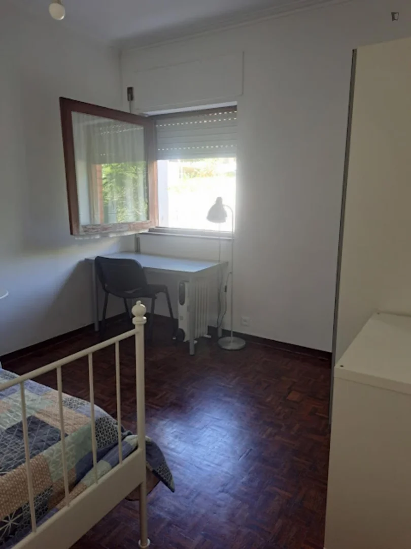Chambre d'étudiant à  avec espace d'étude et installations communes