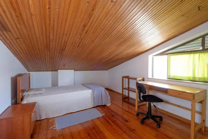 Quarto privado em Rua Guilherme Gomes Fernandes, imagem 1 de 10